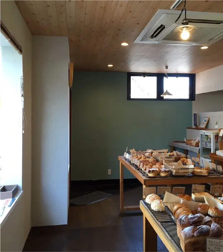 店舗内の壁紙の張替え、壁の補修などをお願いしました。